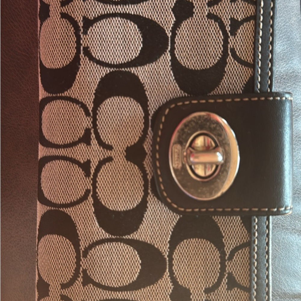 Coach Black/Beige Signature Canvas Turnlock Wallet